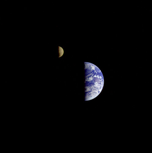 Earth & Moon, Voyager 1, Sept 18, 77.jpg